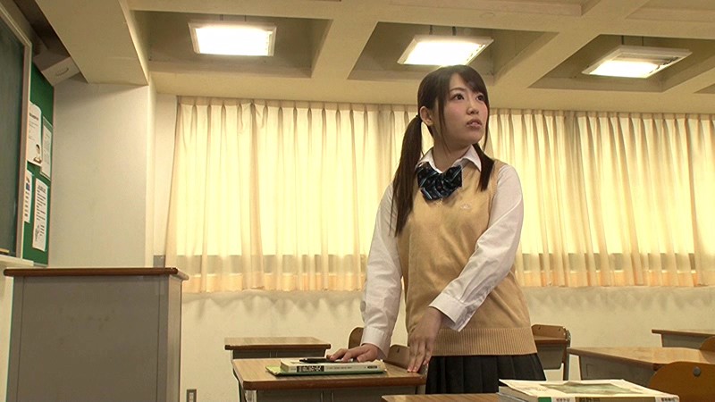 学校で着替えようとしたら体操着やユニフォームがピチピチでなかなか脱げず、更に服を上に引っ張るとブラジャーも上にズレて下乳が見えてしまった巨乳過ぎるソソる女子校生!!