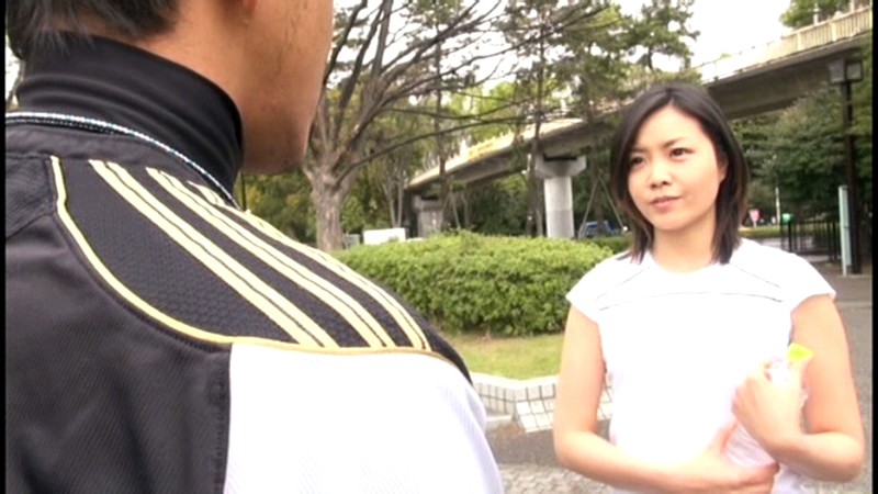本物プロ野球選手の妻 AVデビューでいきなりマ○コに試合用バット挿入!