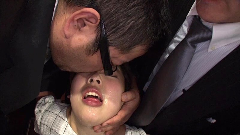 激烈!!嫌がる女の子の胃袋に50人を超える臭くて汚いおっさん達の生唾液を強●給餌(ガヴァージュ) 桃原茜