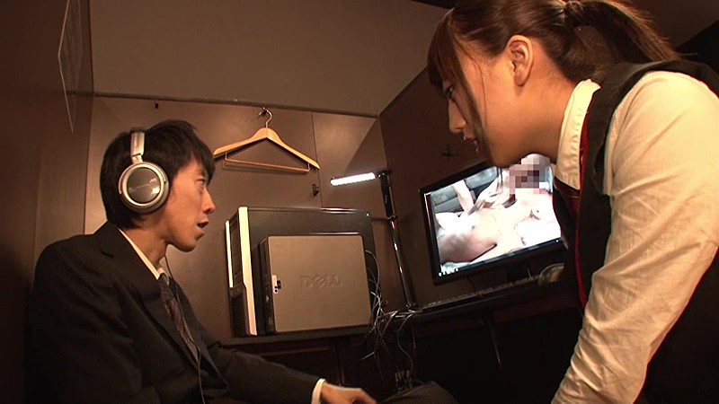 ブルマネットカフェ AV見放題のネットカフェの女店員さんのソソる制服はワイシャツにブルマ!ミスマッチな格好にムラムラしてしまい、AVと勃起チ○ポを見せつけてみると…