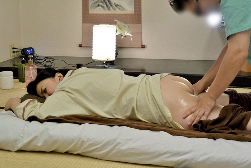女教師の妻を騙して性感マッサージを受けさせたらS.Tさん41歳