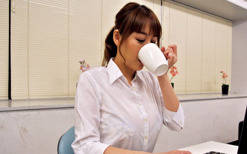 高慢パワハラなムチムチ女上司の弱みを握ってセクハラからのSEXができちゃう方法とは 朝桐光