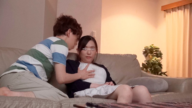 一般男女モニタリングAV 近親相姦しちゃった母子のその後まで追跡スペシャル マジックミラーの向こうには再婚したての父親!巨乳の新しいお母さんと童貞の息子が2人っきりの密室で筆おろし中出し!!…した後日談:義母と息子の何度も繰り返される父には秘密の近親相姦を…2