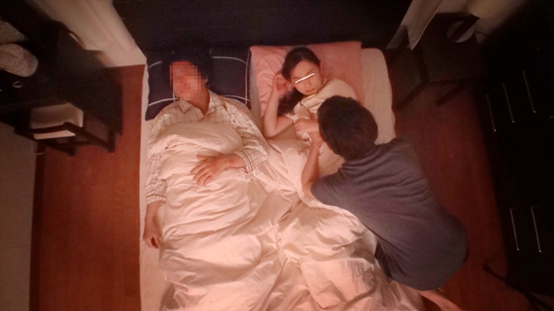 一般男女モニタリングAV 近親相姦しちゃった母子のその後まで追跡スペシャル マジックミラーの向こうには再婚したての父親!巨乳の新しいお母さんと童貞の息子が2人っきりの密室で筆おろし中出し!!…した後日談:義母と息子の何度も繰り返される父には秘密の近親相姦を…2