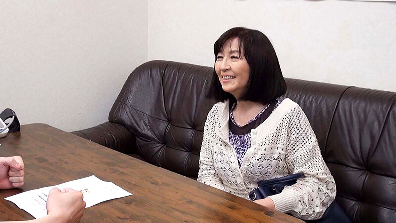騙されてエロマッサージをされて中出しを願い出る高齢御夫人