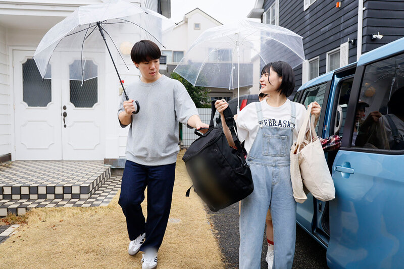 ボーイッシュ女子逆3P!男友達みたいな黒髪ショートの幼馴染から常に乳首責めとベロチューの同時攻撃でヤられまくった1泊2日。小松本果 虹村ゆみ