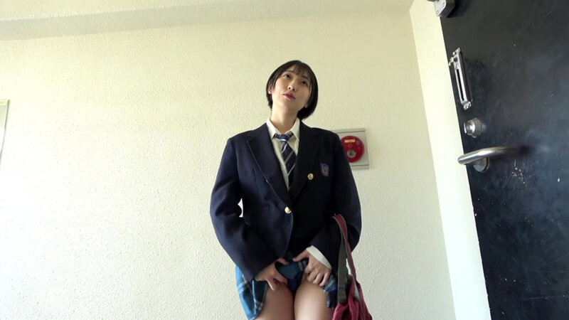 学校イチ優秀で色白巨乳な女生徒に校則違反水着で迫られ…何度も何度も瑠花と中出しSEXしてしまった 糸井瑠花