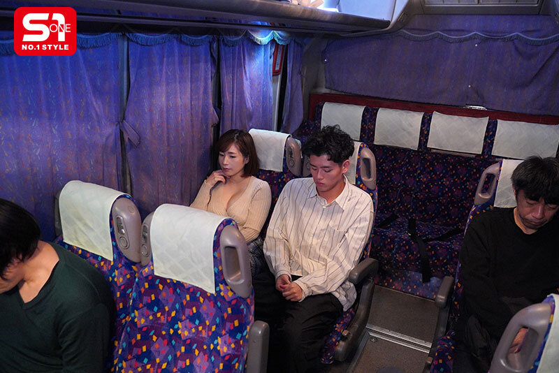 【本当に存在した夜行バス痴女】隣り合わせた謎の美女に消灯から目的地到着まで…一晩中ち●ぽ汁を絞り尽くされたんです。