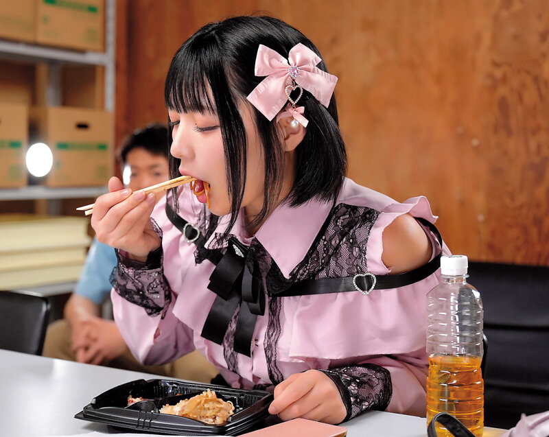 「ち○ちん舐めるからご飯ちょうだい?」コンビニ深夜バイトで廃棄弁当目当てのちんしゃぶ地雷系女子に懐かれた僕がねっちょりジュボジュボ口淫で情けなく何度もザーメンお漏らしフェラ沼堕ちした3日間 虹村ゆみ (BOD)
