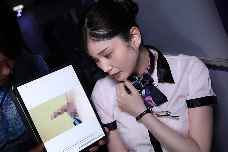 「内緒で撮った画像を見せていただけませんか?」間違えたフリしてチ○ポ画像を見せて赤面するおばさんCAは目の前で勃起チ〇ポを見せつけられても嫌じゃないVOL.4